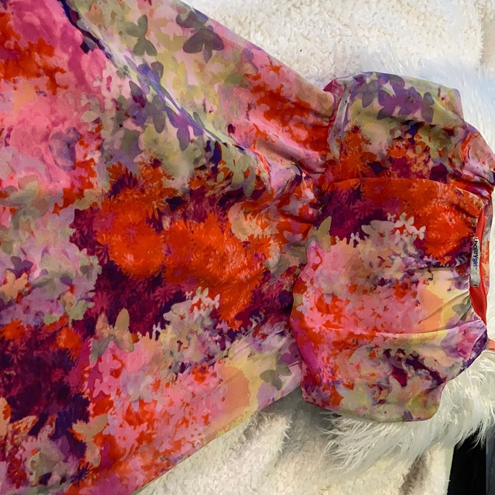Vibrant floral spaghetti strap dress 👗!